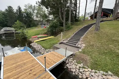 Image de West Shore Chute Pond - Location de chalet au bord de l'eau PĂŞche Canotage Sentiers Ă quatre roues