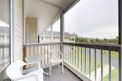 Image de Nouvelle Liste! Condo avec porche et piscine saisonnière / sauna - près de la plage