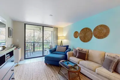 Image de Nouvelle Liste! Condo lumineux et confortable w / piscine partagée, près de la plage
