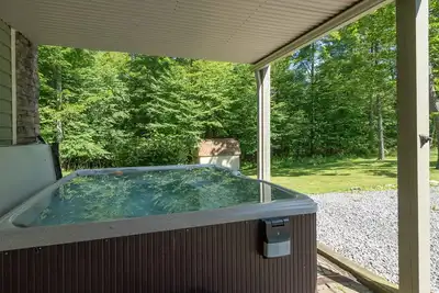 Image de Ciel divisé - Animaux acceptés Mountain Home avec bain à remous et foyer