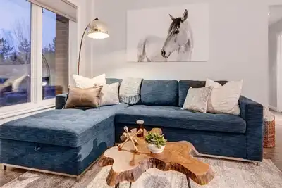 Image de 2br Mountain Modern - Étapes de l'ascenseur principal et de la ville