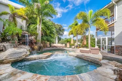 Image de Luxueux front de mer Key West Style Mansion • Mariages, vacances en famille et plus!