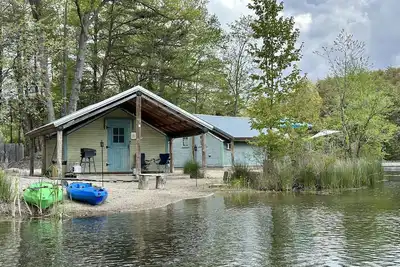 Image de Tente de chalet en toile côté lac Castaway
