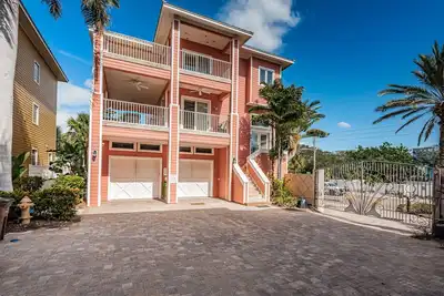 Image de Key West Style Home - À quelques pas de la plage avec une piscine! Westwinds Paradise