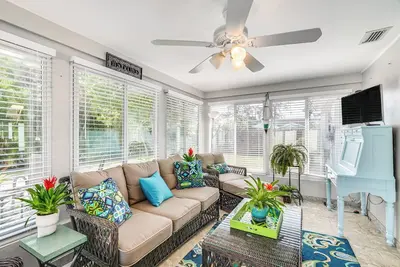 Image de Fort Myers Bungalow - 12 miles Ă la plage!