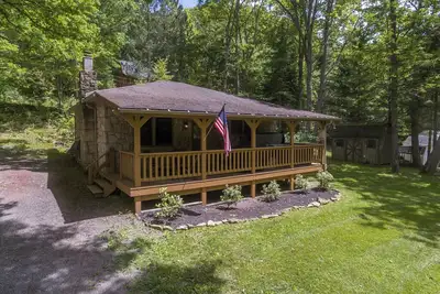Image de Cozy Cottage - Cabane acceptant les animaux de compagnie avec bain Ă remous, foyer et grill