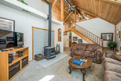 Image de Cabine rustique idéalement située juste en ville avec un espace pour tous!