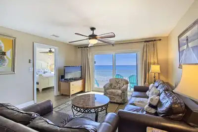 Image de Emerald Dunes 203 - Gulf Front, piscine communautaire, service de plage gratuit, tramway sur la plage!