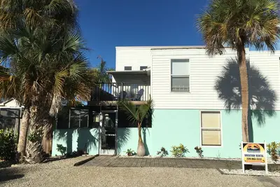Image de Emplacement parfait à Fort Myers Beach * Lanai criblé * 3 Bd \/ 2 Ba