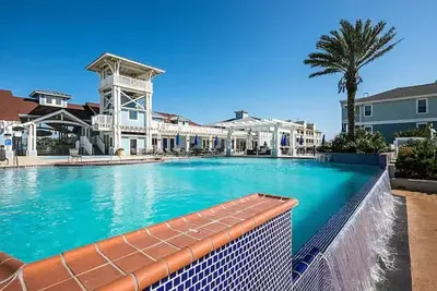 Image de Luxury Beachside Cottage: vue sur l'océan et la baie avec piscines, bains à remous et grillades