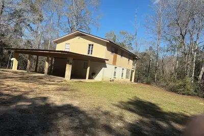 Image de Maison de l'oncle Ralph sur la magnifique Red Creek! <br>Grande maison avec plage privée
