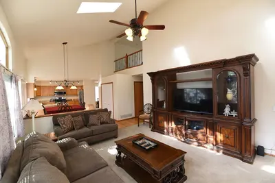 Image de Profitez du grand patio et de la cour arrière ombragée de cette grande maison avec 2 cuisines