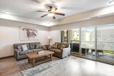 Image de Magnifique condo contemporain avec piscine commune, bain à remous et tennis!