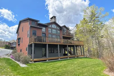 Image de Luxe présidentiel dans cette vraie maison de ski aux pieds en montagne! Single family, garage, table de billard, ping pong! Vue Imprenable! Juste à côté de la piste de ski présidentielle. Livraison D'ÉPICERIE Disponible!