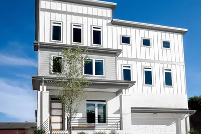 Image de ÉNORME 4k Sqft Stunner! 2Toches de toiture + Game Rm + 3min 2 Dt