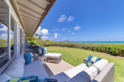 Image de Kailua Beachfront ~ privé ~ récemment rénové 3 bd maison privée w / vue imprenable