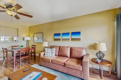 Image de Condo confortable avec piscine partagée - près du Scottsdale Fashion Square!