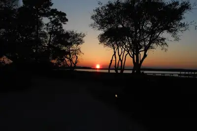 Image de Privacy Plus et les meilleurs couchers de soleil à la plage sur votre propre quai privé en eau profonde