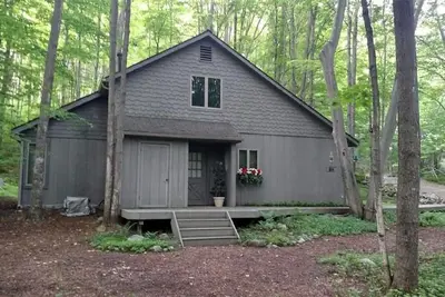 Image de Cottage dans le village de Schuss sur deux acres dans un cadre boisé
