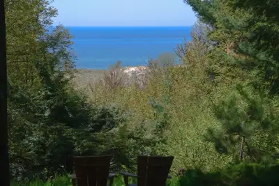 Image de Vue sur le lac fantastique dans la maison contemporaine w / 23 'plafonds, blotti dans les bois
