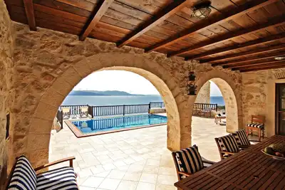 Image de \"Stone Castle Villa\" vue mer panoramique, sur plage de sable, près d'Athènes