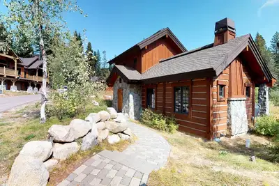 Image de Nouvelle Liste! Chalet moderne avec des skis aux pieds \/ piscine partagée \/ bain à remous et feu extérieur