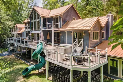 Image de Canoë en cuivre - Accueil tentaculaire au bord du lac avec piscine intérieure!