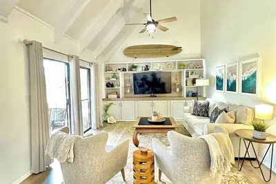Image de Nouvelle marque 100% remodeler! Accès à la plage privée, piscines à gogo!