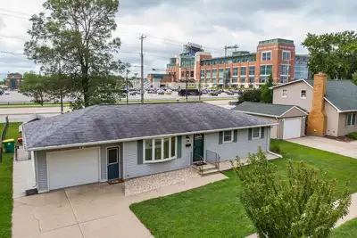 Image de SPÉCIAL ÉTÉ Seulement 245 $ / nuit - Packer Villa Situé juste en face du Lambeau Field!