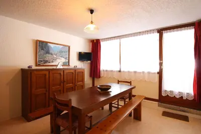 Image de Appartement F2 au pied des pistes avec balcon, parking et local Ă skis