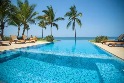 Image de Marchez jusqu'aux spots de surf! Villa en bord de mer avec piscine à débordement et personnel fantastique