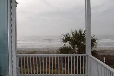 Image de Folly Beach Ocean Front 3 Bed / 3 Bath (disponible de mai à juillet seulement)