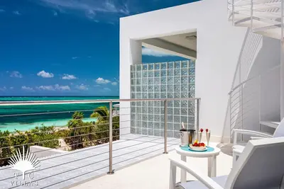 Image de Beachpiper Villa Sandpiper 2br. Une vue imprenable sur Grace Bay et une piscine privée!