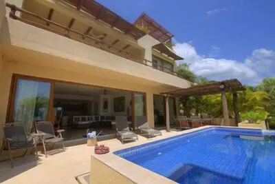 Image de Jet de pierre de la plage de condo 4brm w / piscine privée