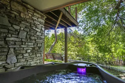 Image de Absolutely Charming Erins Escape, Suite 1/1, bain Ă remous, Ă pied du Main!