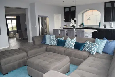 Image de Luxury Posh Home 7 mins to Strip-Sleeps 12+
