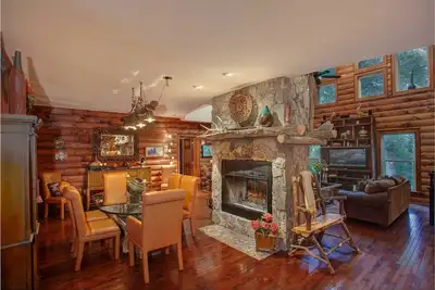 Image de Cabine 3bd / 3ba sur la rivière Watauga avec suite Master King, bain à remous, table de billard, foyer, près de Boone, des parcs et du magasin général de mât historique!