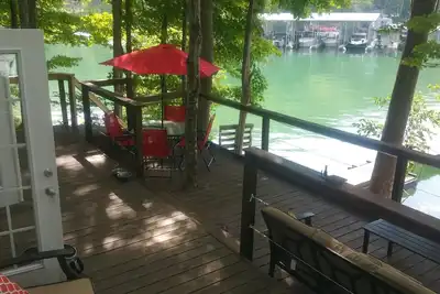 Image de La Petite Ourse! Front de lac à la mode minuscule maison avec quai privé!