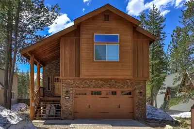 Image de Belle maison South Lake Tahoe avec de superbes vues sur la montagne