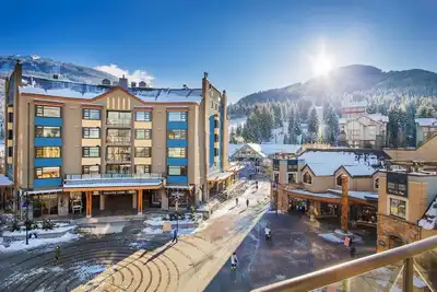 Image de Superbe suite à concept ouvert avec 2 chambres - le meilleur emplacement à Whistler!