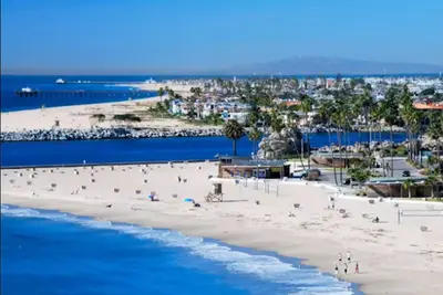 Image de Newport Beach's Finest (2 pâtés de maisons de sable)!