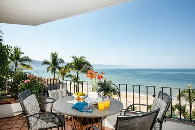Image de Luxueux Zona Romantica / Ocean Front 4ème étage et piscine sur le toit