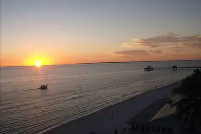 Image de Première fois répertorié sur la plage de Fort Myers! Incl. Grill et c'est à quelques pas de la plage!