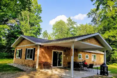 Image de Nouveau chalet sur terrain privé et isolé de 10 acres boisés à 2 mi. de Torch Lake
