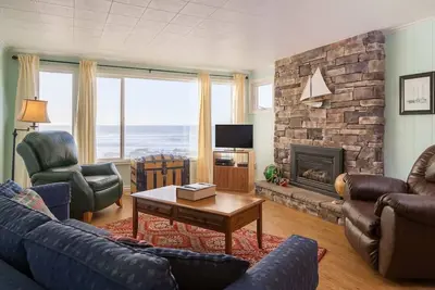 Image de 3 ch, 2 sdb, foyer, bord de mer, balcon. Wifi. 2-8 personnes
