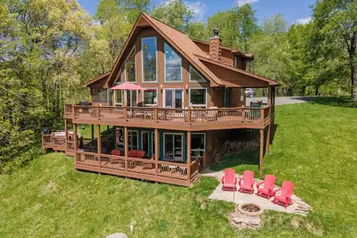 Image de Sparks to Stars - Accès au lac Pet Friendly Home avec bain à remous