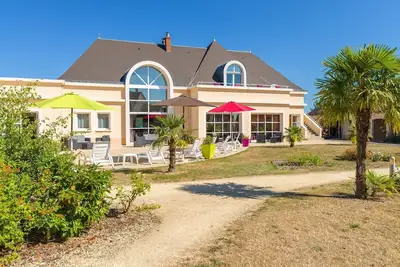 Image de Maison ensoleillée et rustique avec terrasse / balcon + Accès piscine!