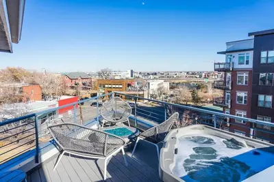 Image de Maison de ville unique de 4 étages avec bain à remous sur le toit au cœur de Denver