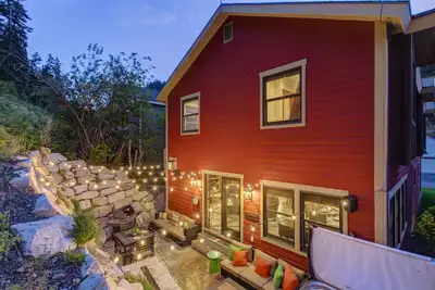 Image de Demeure à Daly Canyon | Maison de luxe dans la vieille ville | 1 pâté de maisons de la rue Main! Jacuzzi!