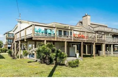 Image de Maison moderne récemment rénovée - deux minutes à pied de la plage!
